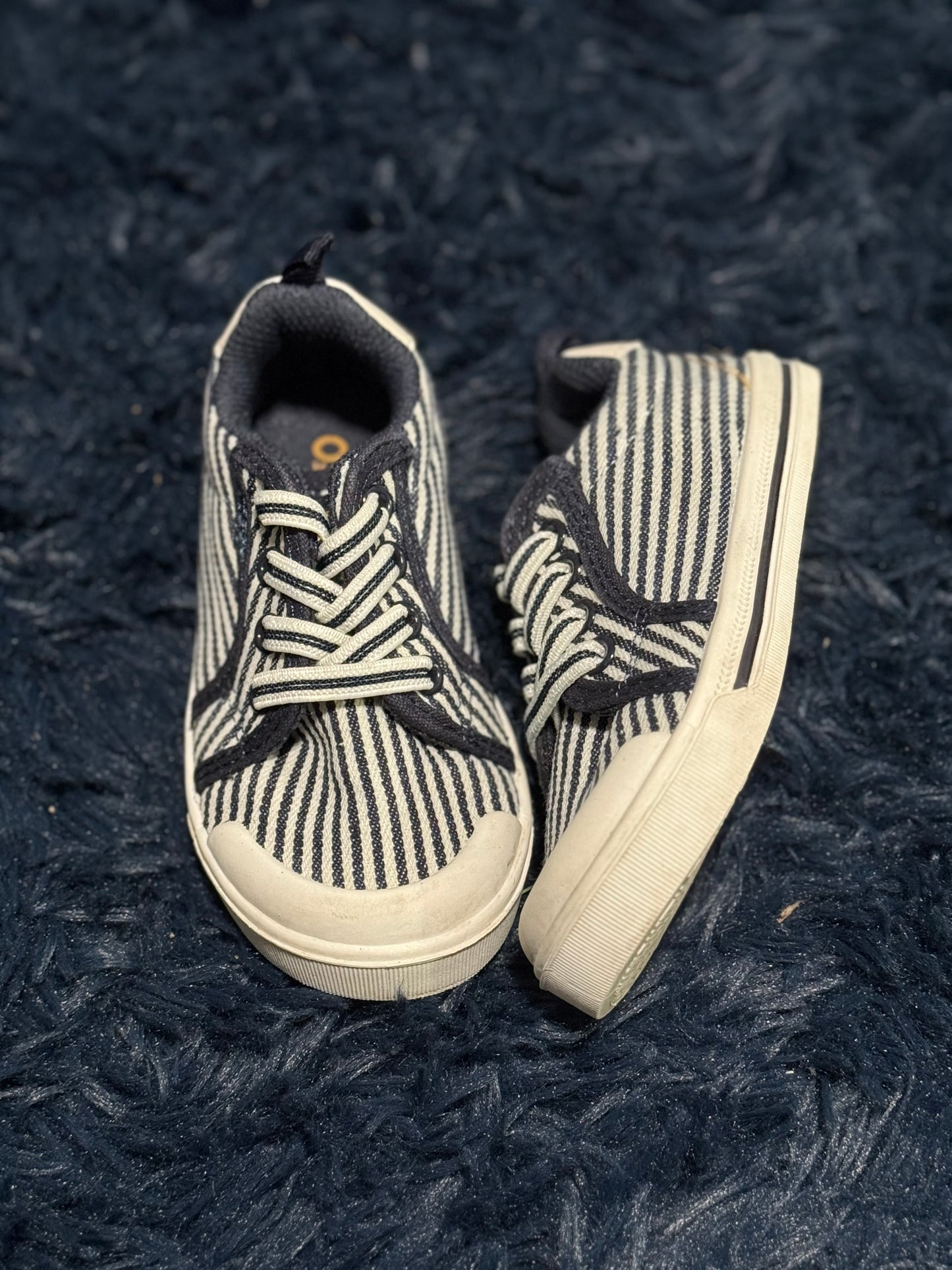 Slip on sneakers, size 7