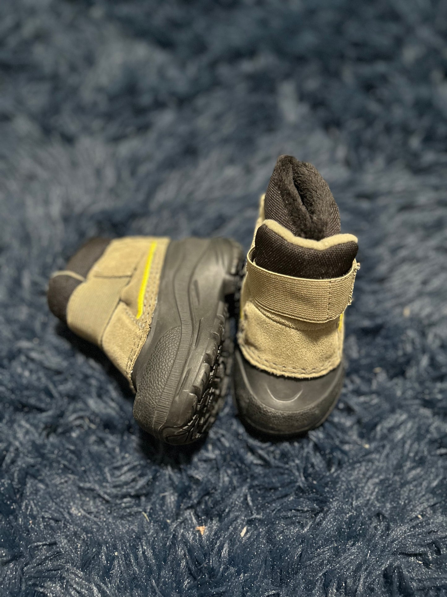 Snow boots, size 4