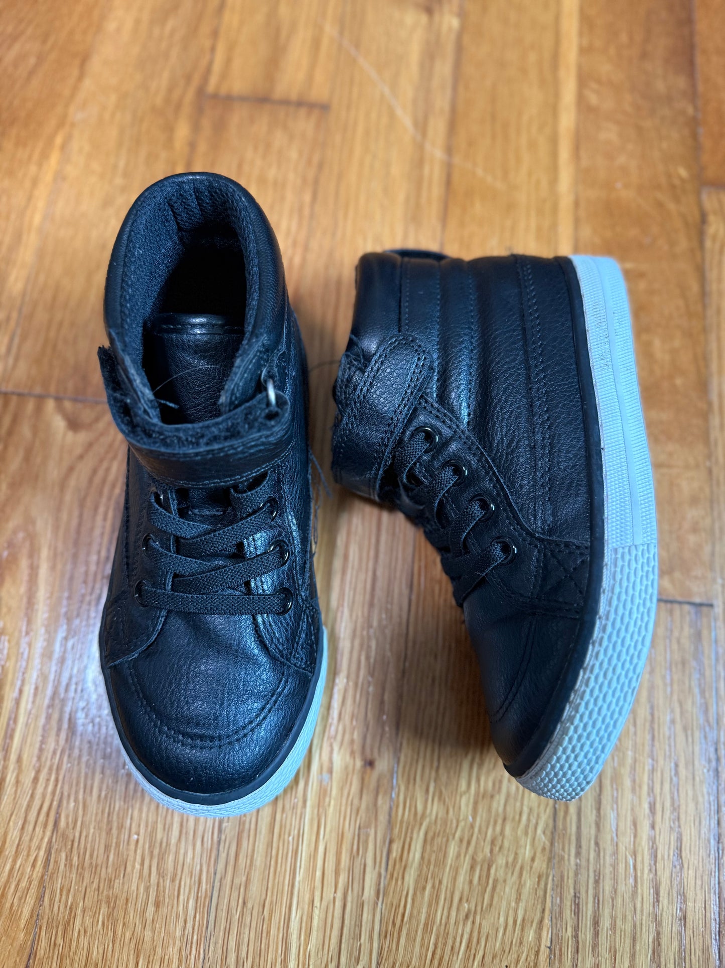 High top sneakers, size 10