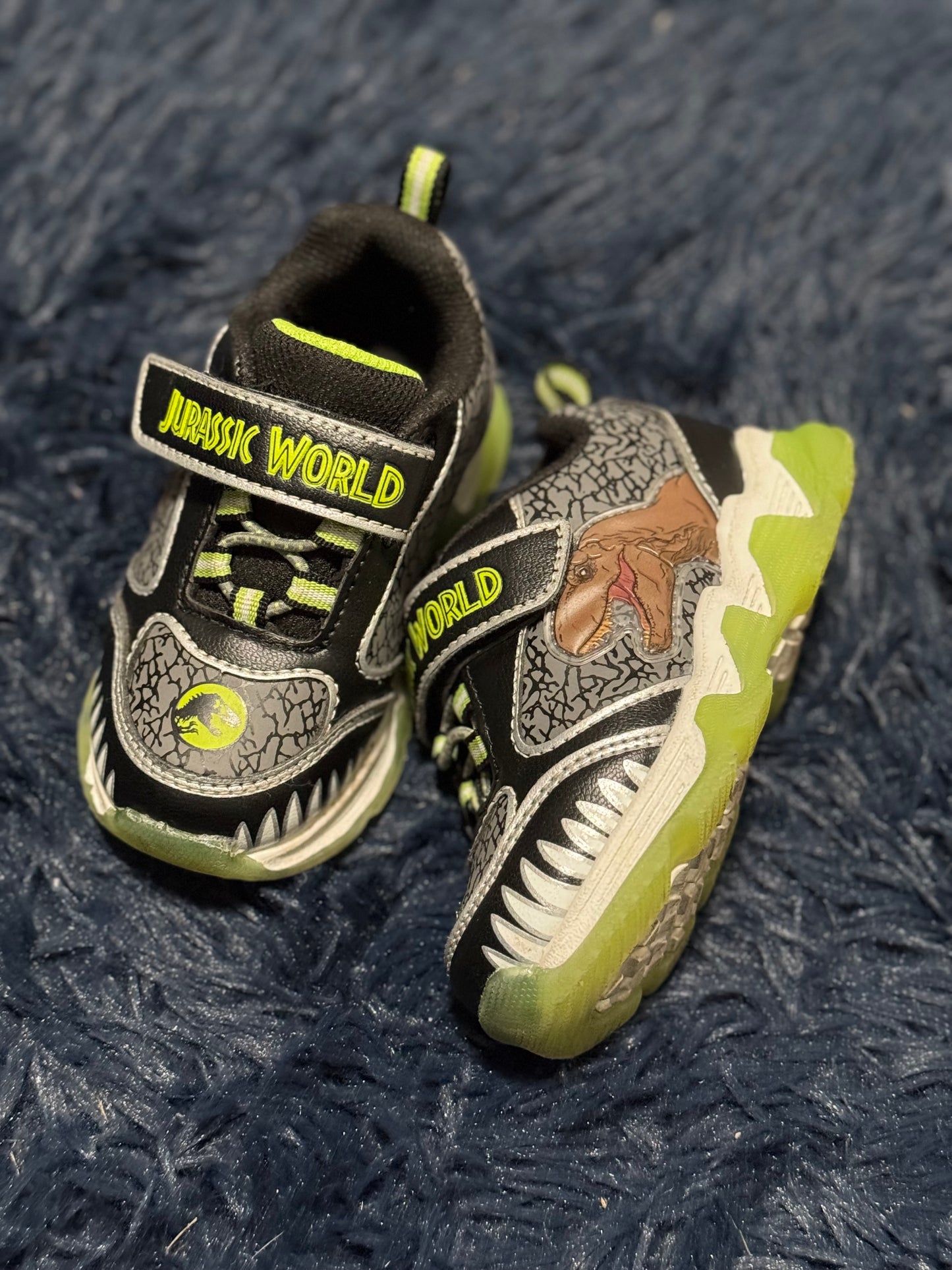 Sneakers, size 7