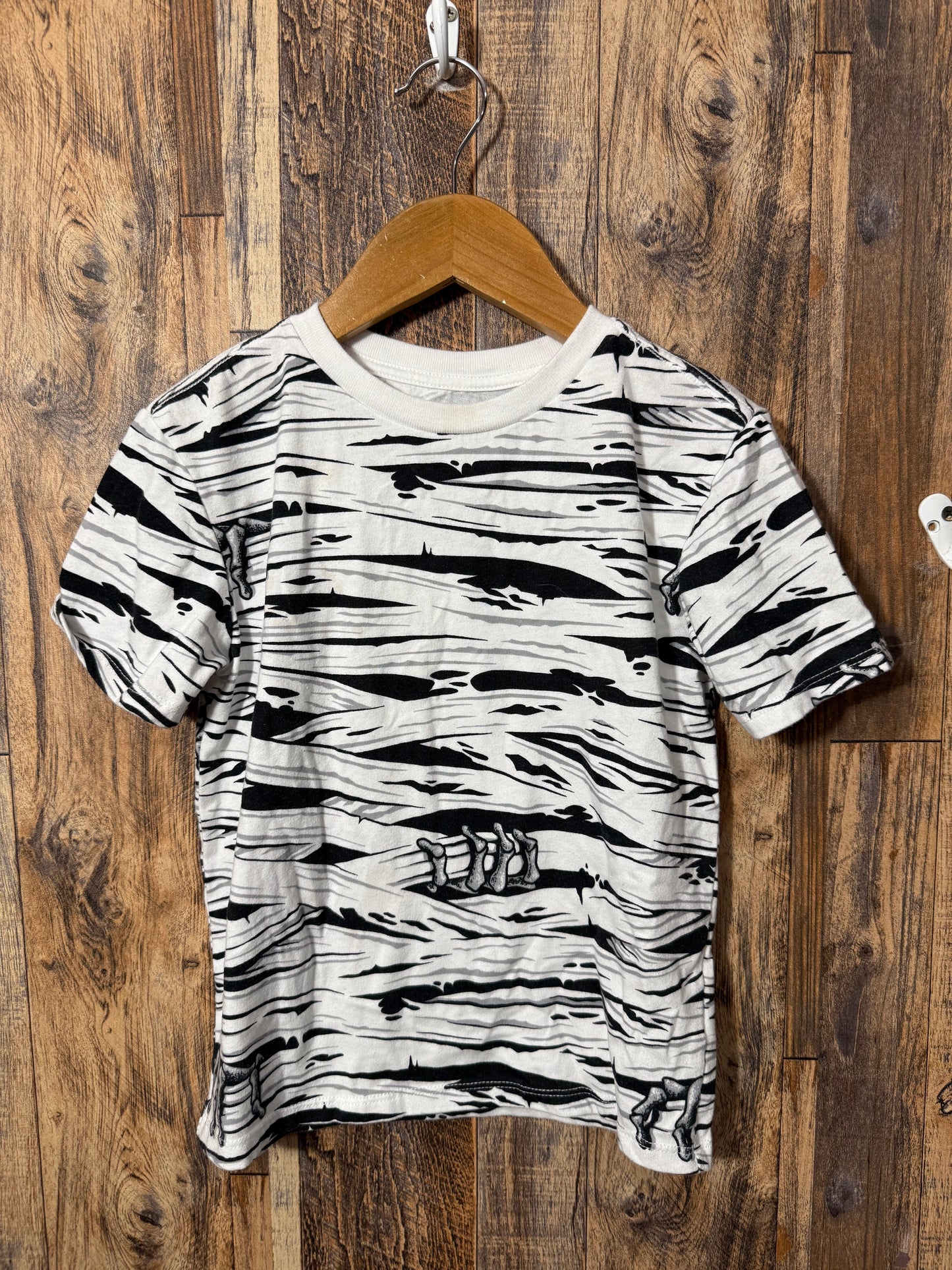 Halloween shirt, size 6-7