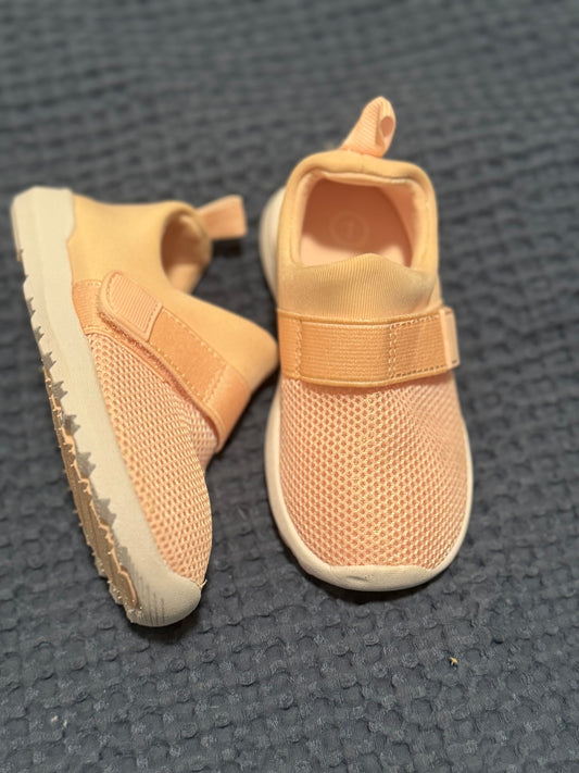 Sneakers, size 7