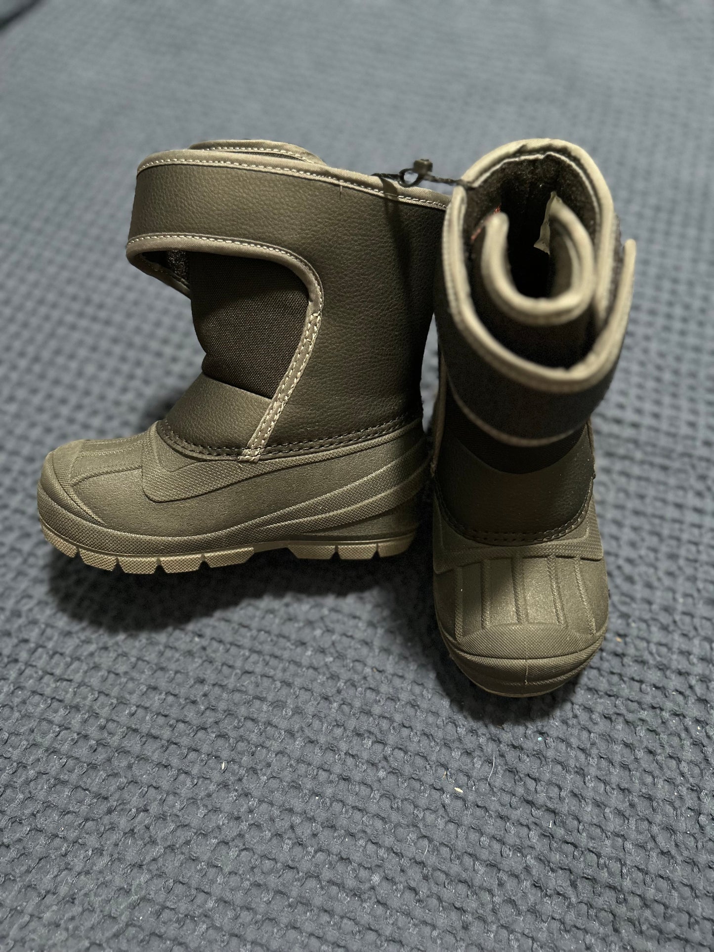 Snow boots, size 8