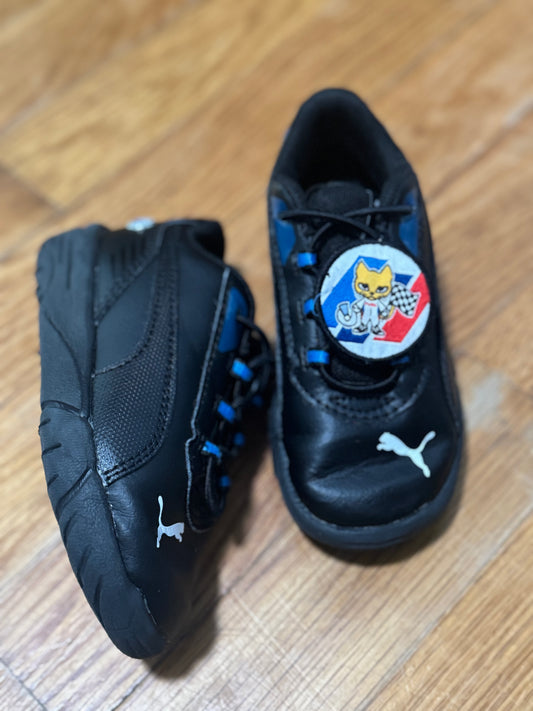 Pumas, size 7
