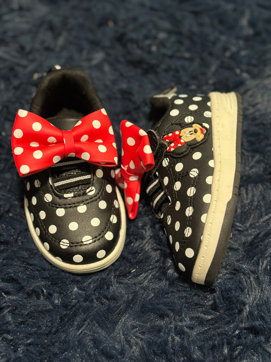 Sneakers, size 5