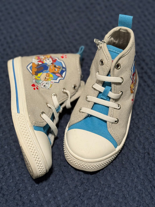 High top sneakers, size 9