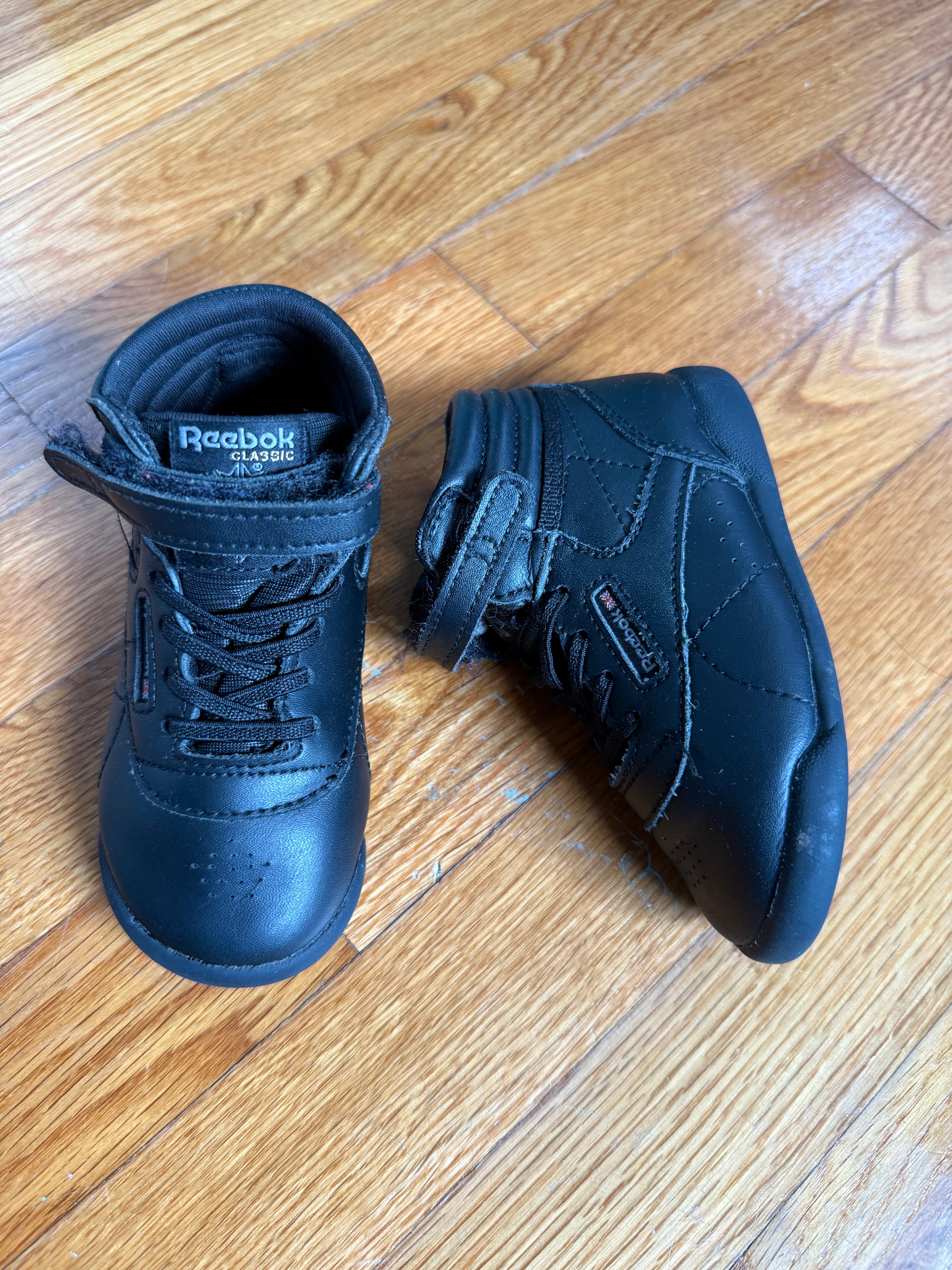 Sneakers, size 7