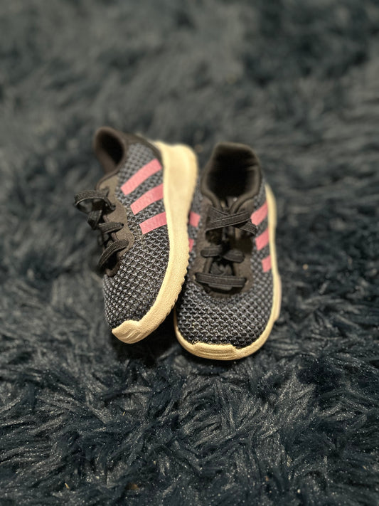Sneakers, size 5