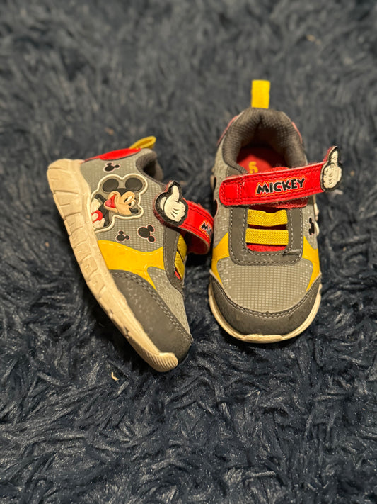 Sneakers, size 5