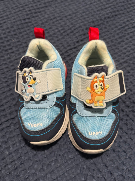 Sneakers, size 6
