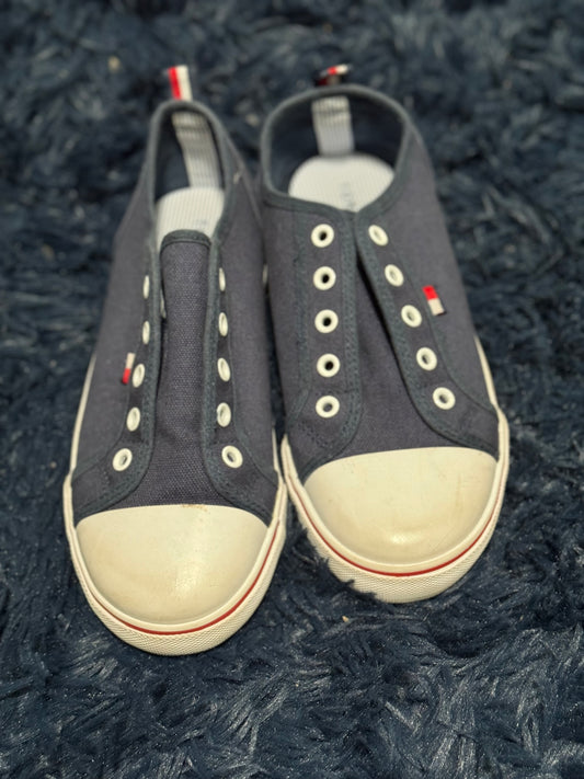 Slip ons, size 3