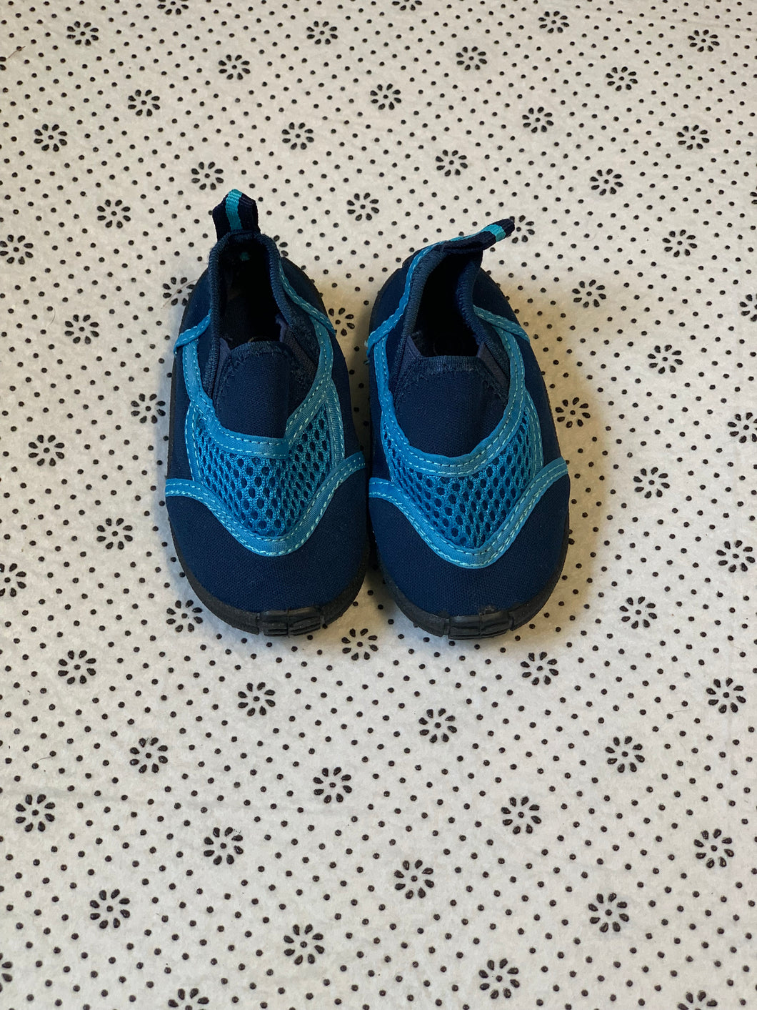 Water shoes, size 3