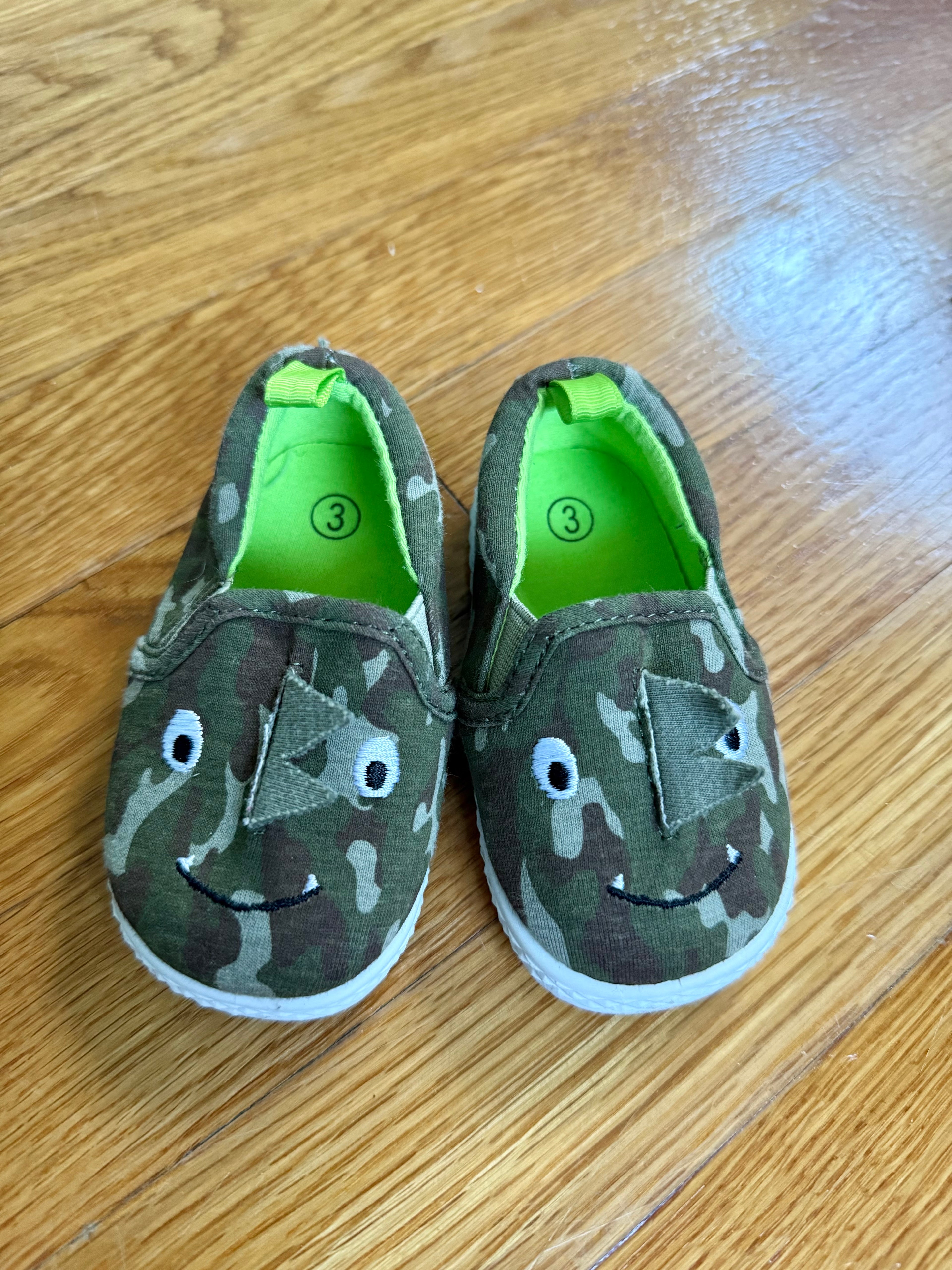 Slip ons, size 3