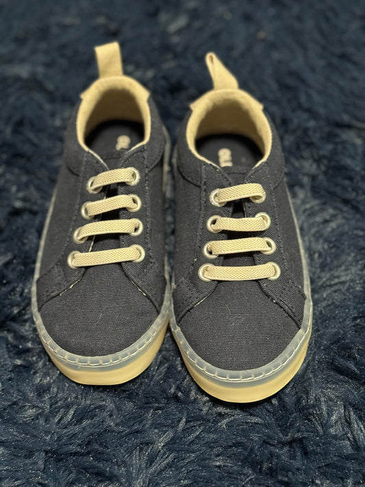Slip on sneakers, size 6