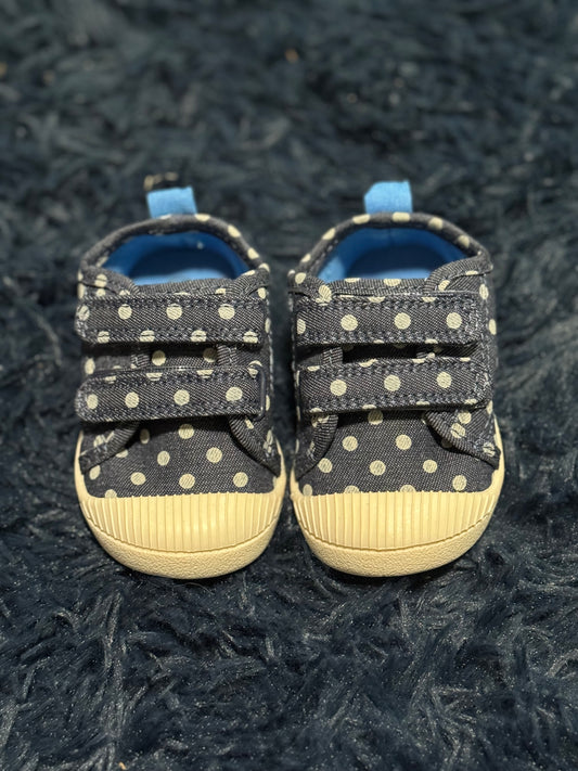 Sneakers, size 4