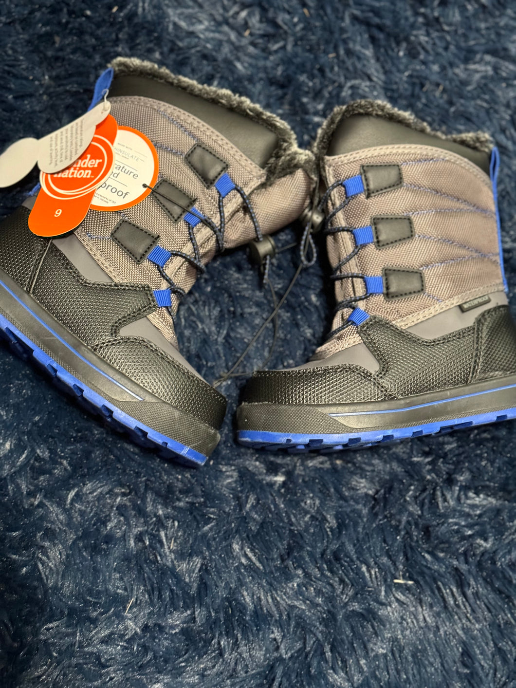 Snow boots NWT, size 9